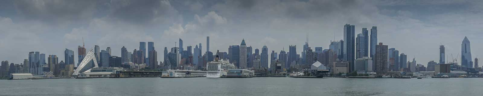 Midtown-West-Manhattan-from-Hudson-River-Ferry-1600x320